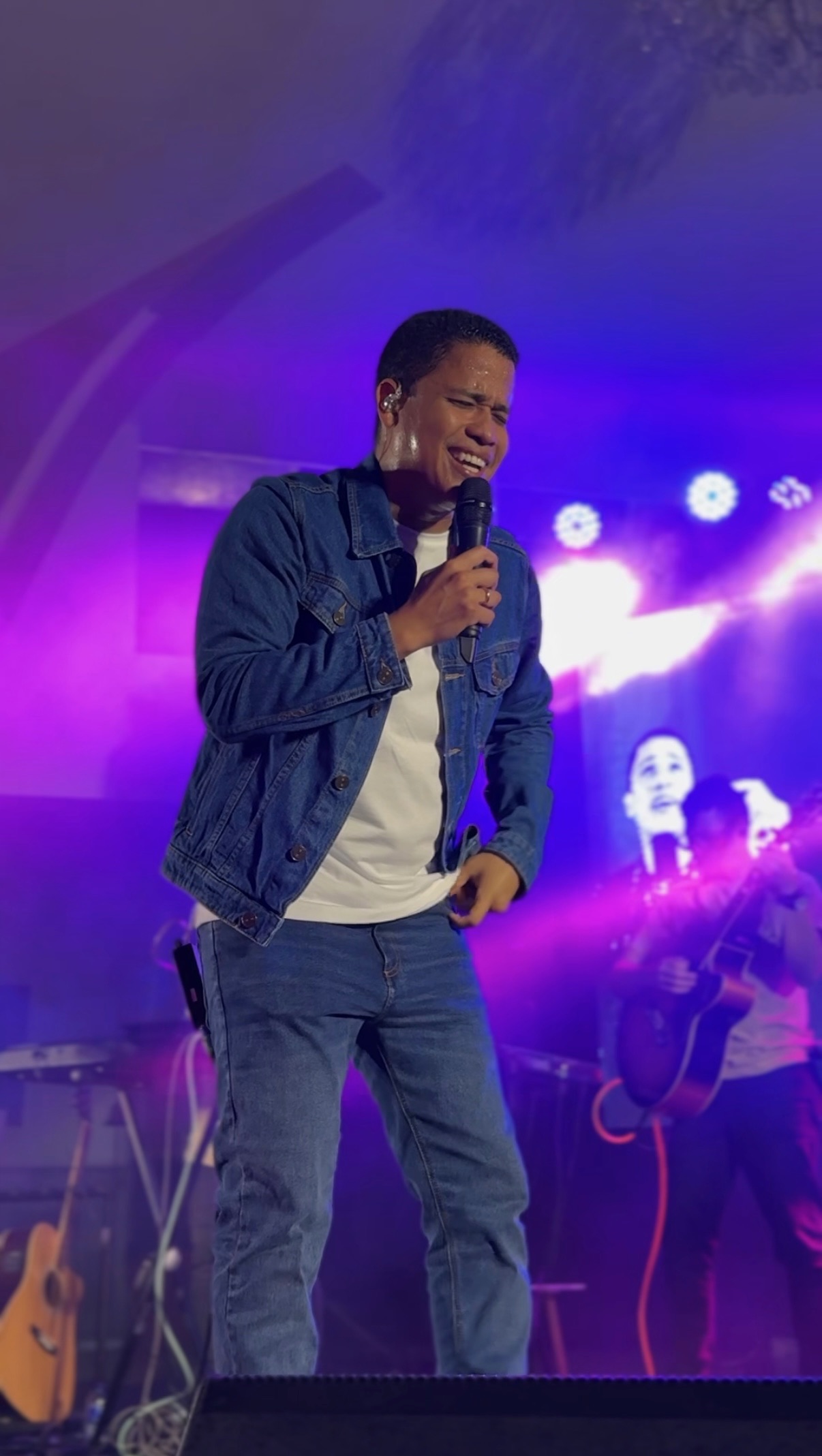 Jesús Coronell cantando